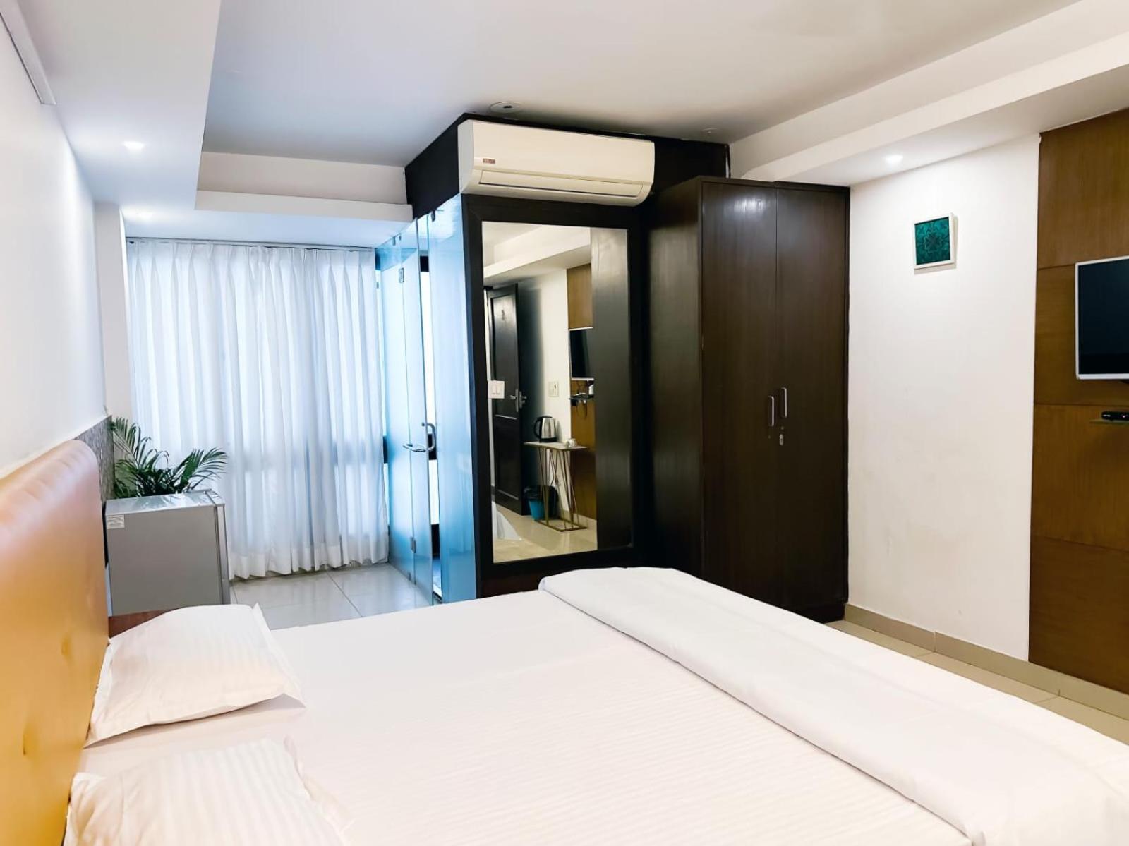 Hotel Blueberry Ню Делхи Екстериор снимка