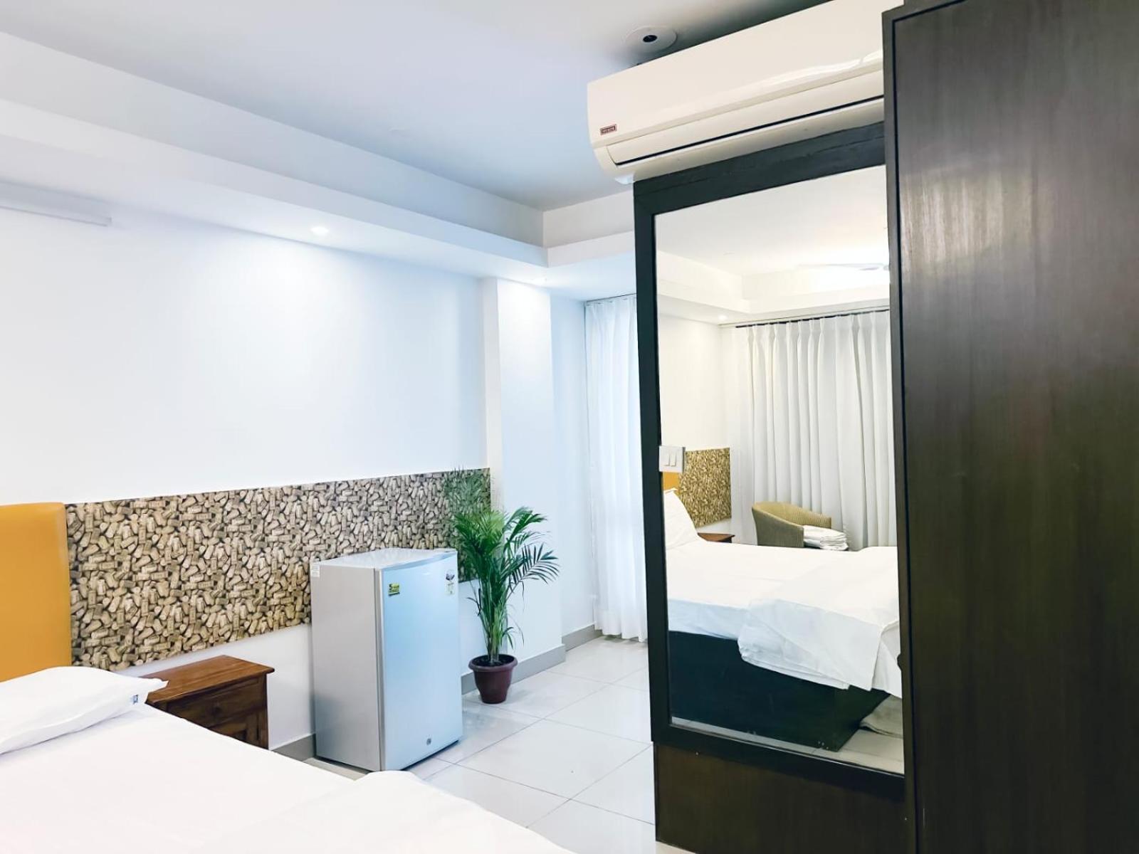 Hotel Blueberry Ню Делхи Екстериор снимка