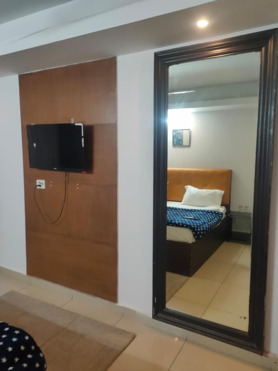 Hotel Blueberry Ню Делхи Екстериор снимка