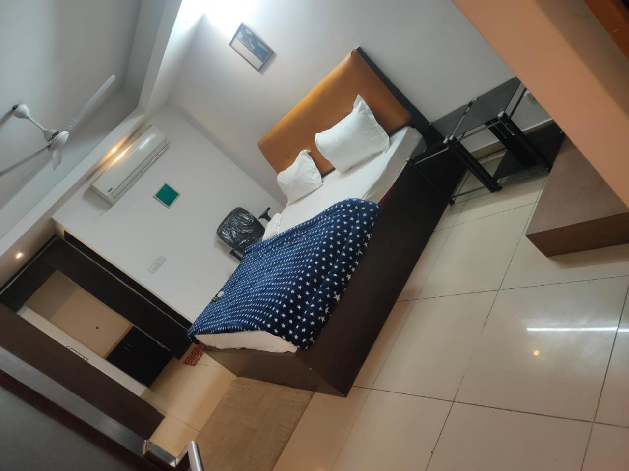Hotel Blueberry Ню Делхи Екстериор снимка